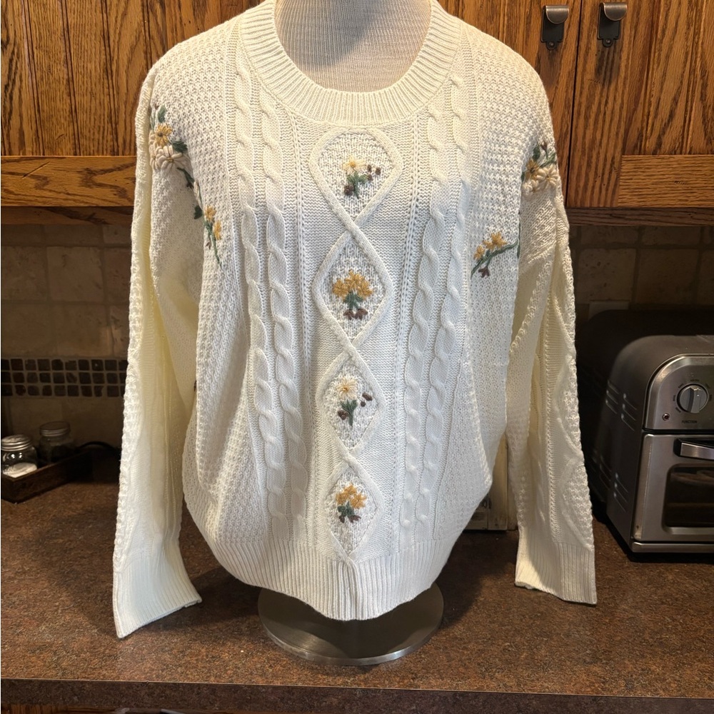 💙🩵So Me Cream Sweater with Floral Accents